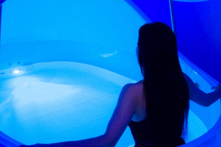 Floating experience in salt water tank