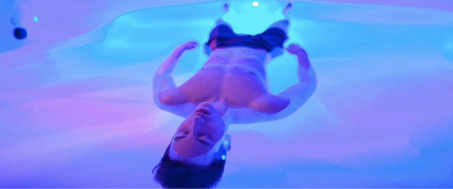 躺在漂浮舱中的男人